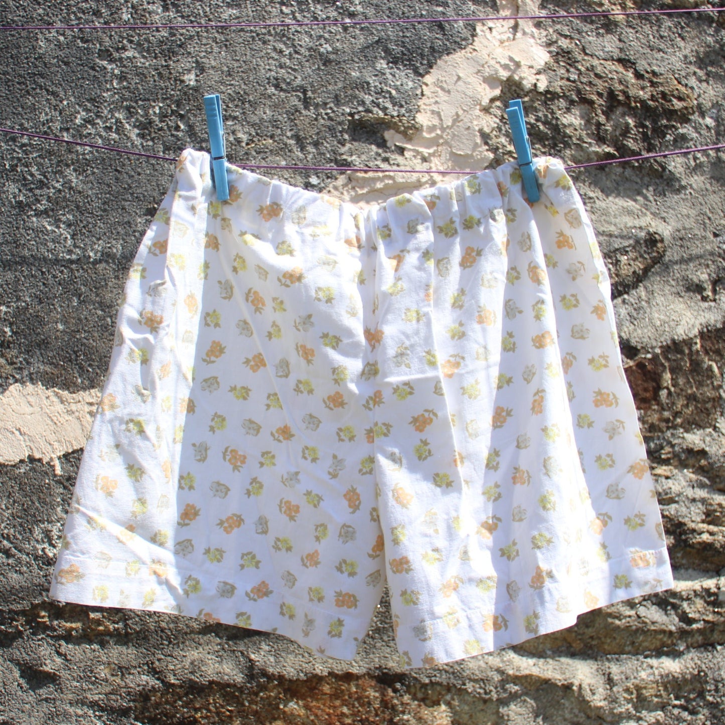 Short petites fleurs jaunes et oranges