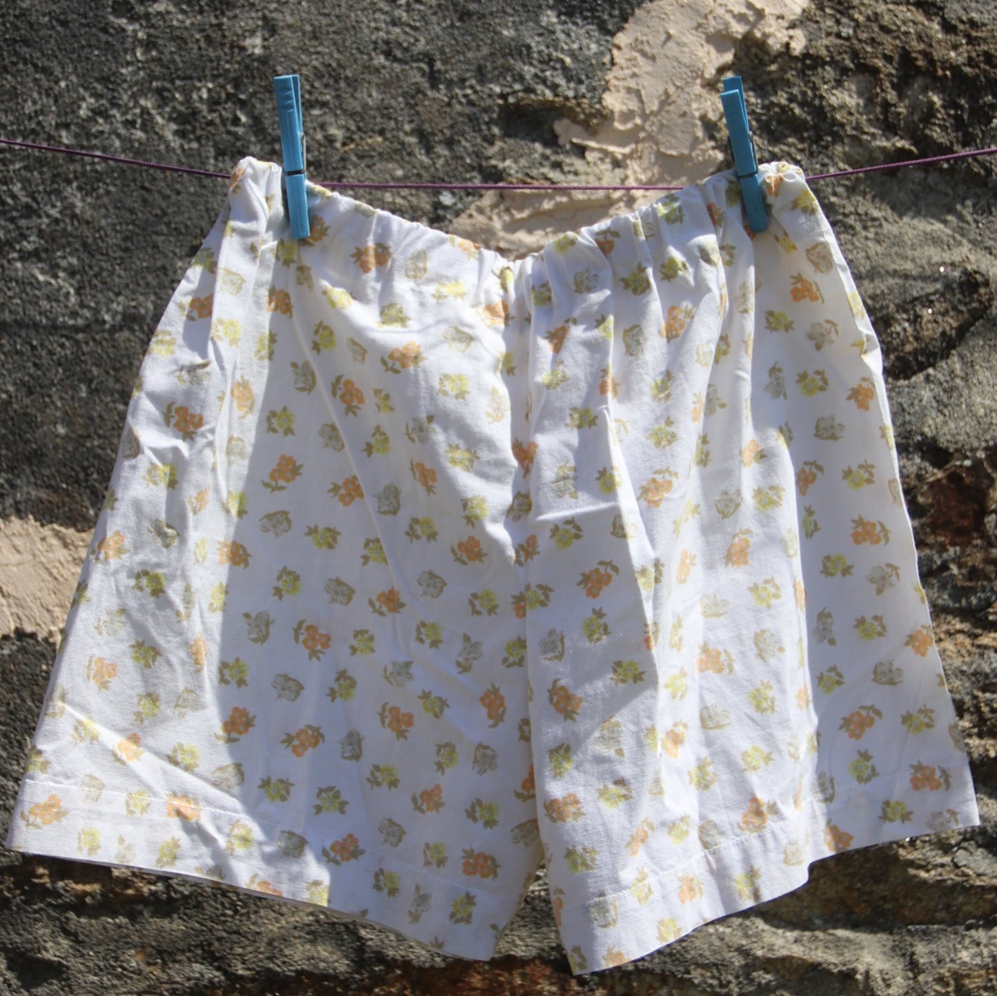 Short petites fleurs jaunes et oranges