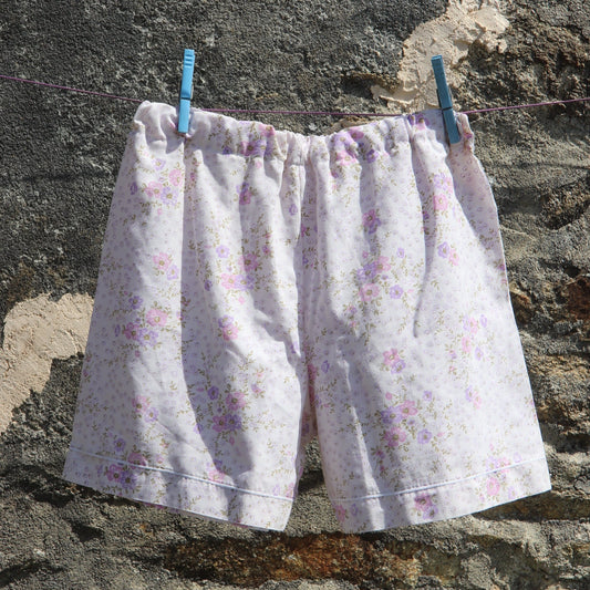 Short petites fleurs violettes