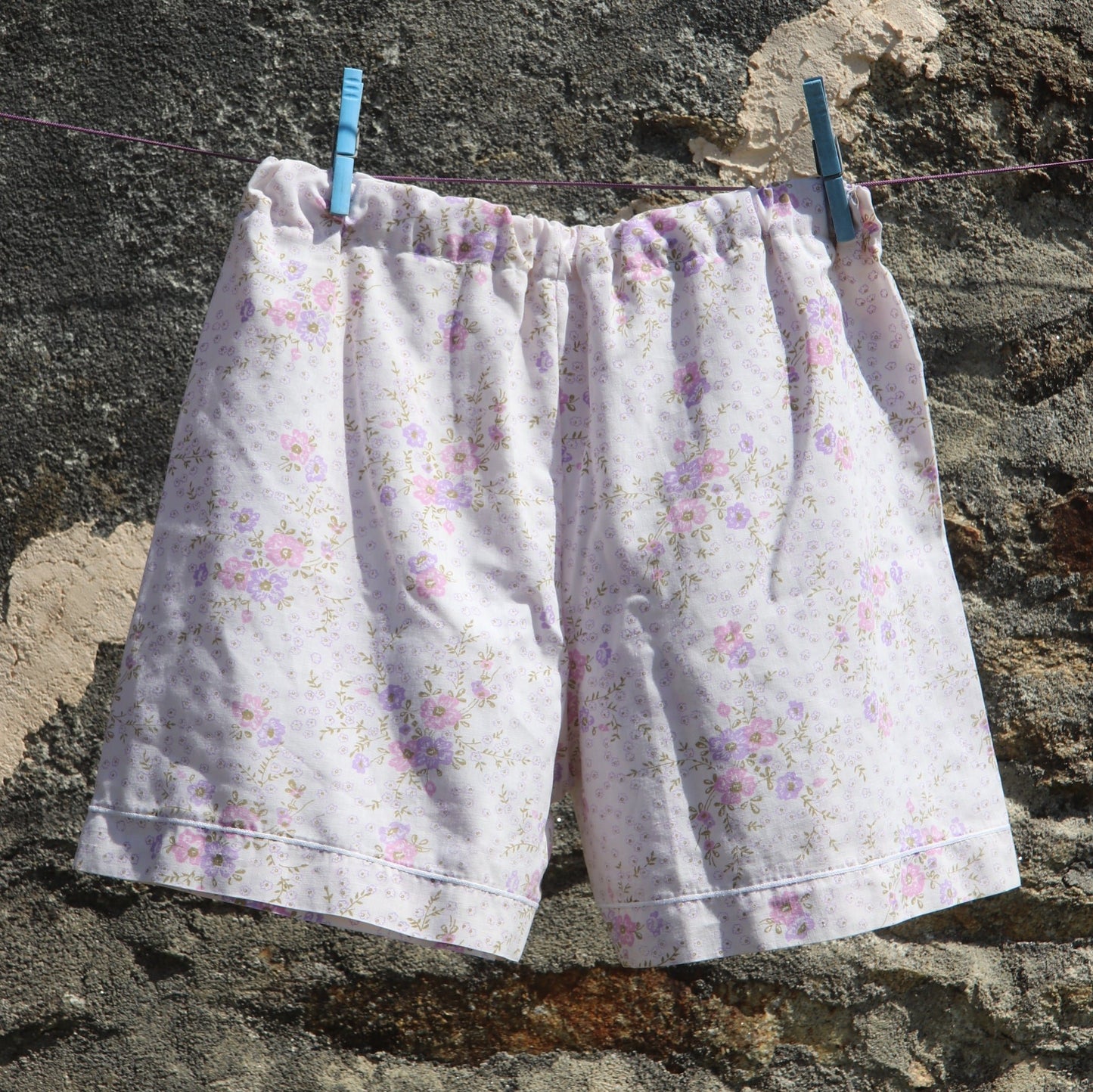 Short petites fleurs violettes